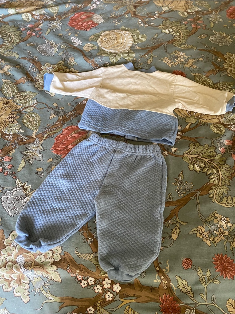 FOUR Matching Sets - Picture 3 of 15